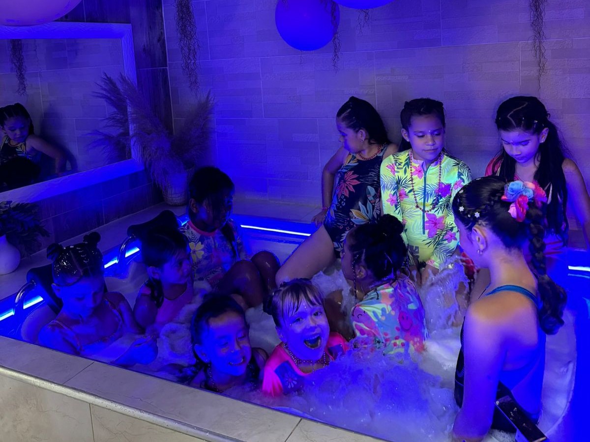 Adolescentes disfrutando de un spa relajante